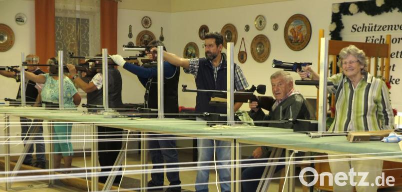 Vor allem die Senioren wissen den Stand der Eichhornschützen Kronstetten zu schätzen. Bild: Hirsch