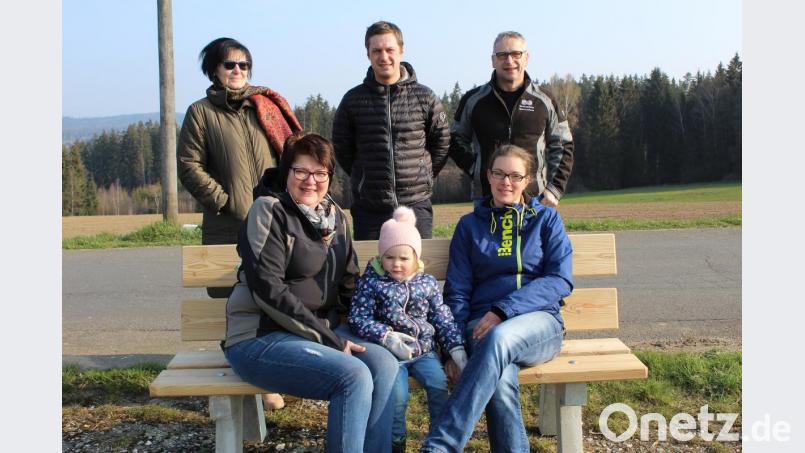 Zwischen Grünlas und Zeckenberg steht diese Bank. Zur Probe sitzen (vorne, von links) Edda Pöllath mit Enkelin Anne und Tochter Julia, (hinten, von links) FGV-Vorsitzende Irene Anklam, CSU-Vorsitzender Wolfgang Söllner und FGV-Wegewart Gerhard König Bild: soj