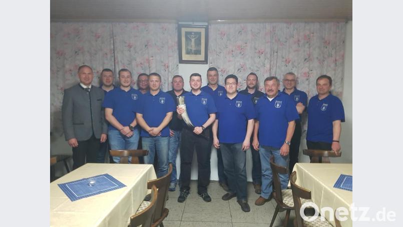 Oliver Pöhnl (Mitte) wird bei den Neuwahlen als Xantl-Vorstand bestätigt. Bürgermeisterer Richard Kammerer (links), auch Schriftführer des Vereins, lobt die Mannschaft vor allem für die Traditionspflege und das Engagement. Bild: sei