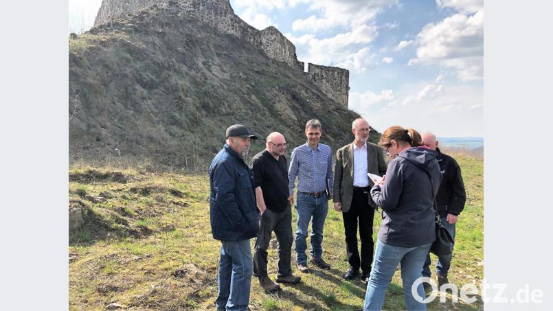 Georg Wagner (von links), Michael Brehm, Leonhard Zintl und Raimund Karl mit einigen Huk-Mitgliedern besprechen die Vorhaben für 2019. Bild: hl