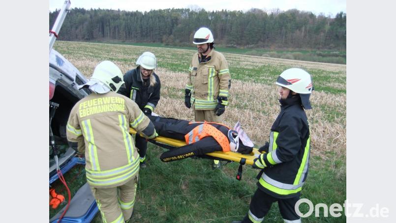 Nach dem Entfernen der geborstenen Frontscheibe sowie dem Abschneiden des Daches mit der Rettungsschere gilt die ganze Aufmerksamkeit dem Schwerverletzten. Bild: gm