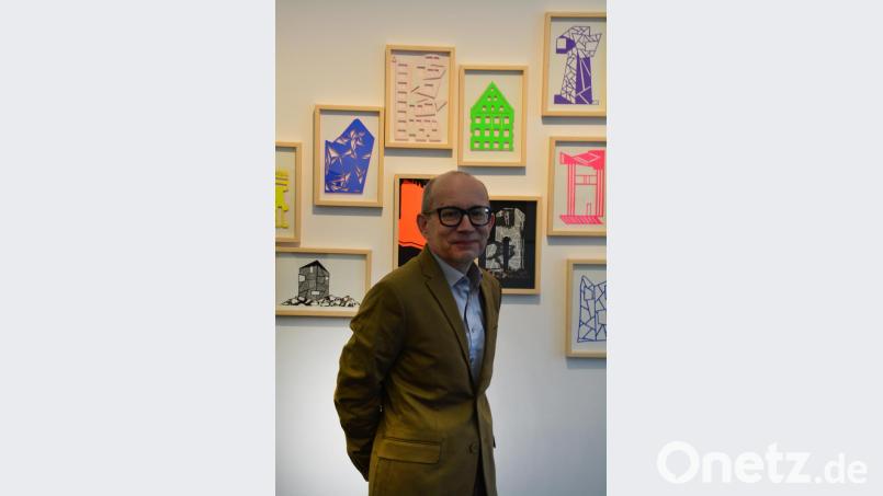 Künstler Hans Lankes zeigt seinen bunten Messerschnitte bei der aktuellen Ausstellung in der Stadtgalerie Alte Feuerwache Amberg. Bild: kge