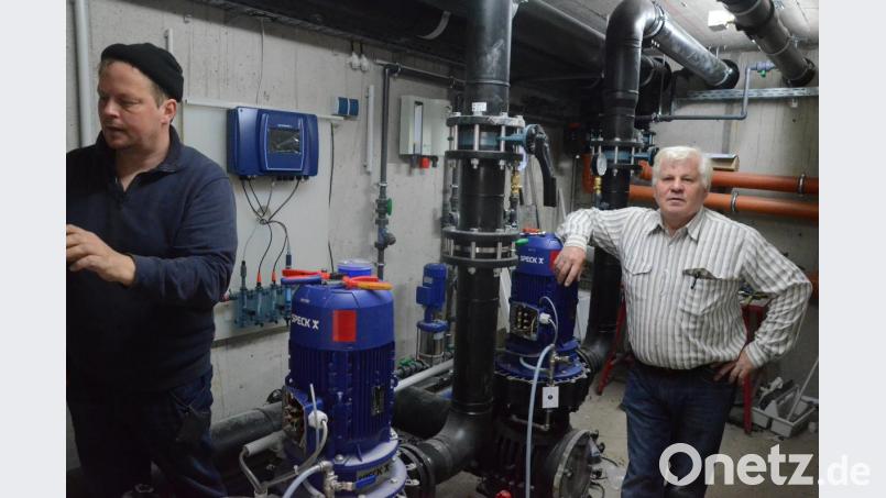 Daniel Giesl (links) und sein Vater Egon Giesl aus Bärnau legen letzte Hand an die Technik in den Katakomben unterhalb der neuen Rutschenanlage. Bild: Kunz