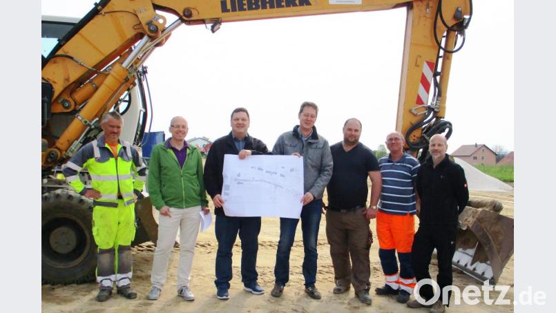 Bürgermeister Christian Ziegler (Dritter von links) und die an der Erschließung beteiligten Fachleute beim Start des Projekts „Dürnsricht Mitte“. Bild: nib