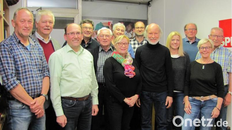 Als kompetent, sachorientiert und erfahren bezeichnete Vorsitzender Günther Amann (Neunter von links) dem neue Vorstand der Hirschauer SPD. Weiter im Bild (von links): Wolfgang Bosser, Reinhold Strobl, Josef Birner, Hubert Zeitler, Alfred Hausmann, Sonja Gebhardt, Ingrid Schlosser, Michael Högl, Claudia Bosser, Georg Gebhardt, Karin Waldhauser und Rudolf Wild. Bild: ag
