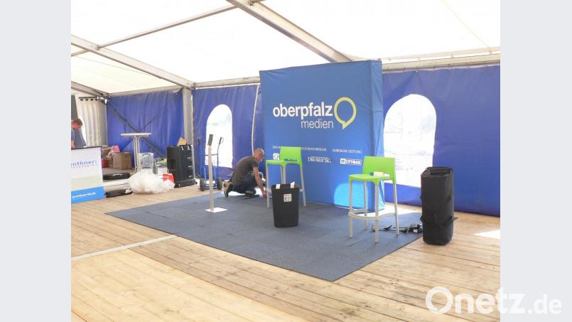 Oberpfalzmedien bereitet den Stand vor. Bild: lep
