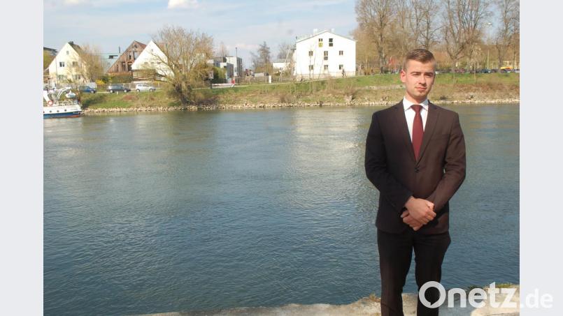 Bestattermeister Christian Handl mag die Atmosphäre an der Donau. Seit kurzem bietet er auch Bestattungen in dem Fluss an. Bild: gib