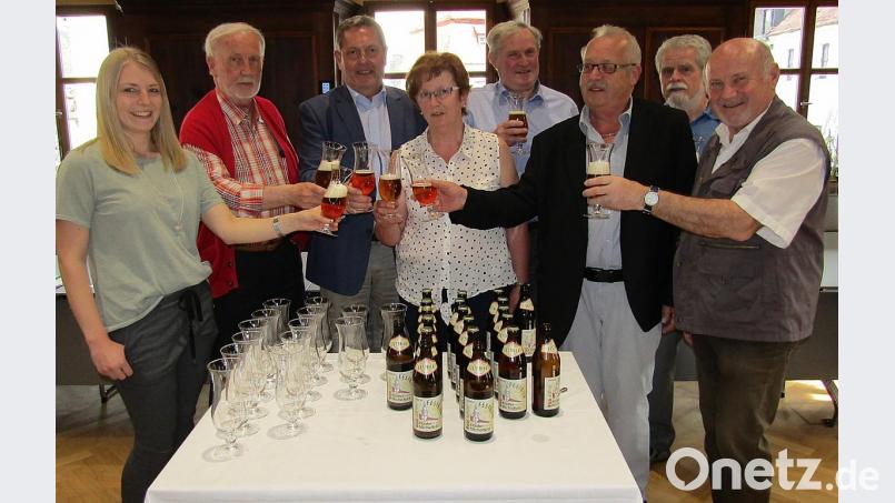 Mitglieder des Arbeitskreises „900 Jahre Kloster Michelfeld“ probieren das Festbier. Von links Tina Schwendner (Stadtmarketing), Stadthistoriker Rudolf Weber, Bürgermeister Joachim Neuß, Maria Regn, Brauereibesitzer Martin Weiß, Johann Kaiser, Johann Lindner und Luitpold Dietl. Bild: sck