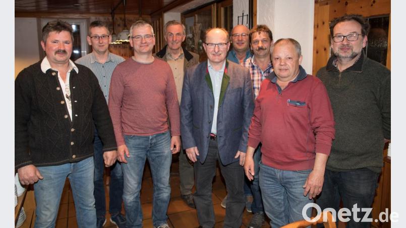 Der neue Vorstand mit dem ausgeschiedenen Kassier (von links): Helmut Graf, Franz Grabinger, Stefan Schönberger, Josef Roggenhofer, Dritter Bürgermeister Hubert Blödt, Hans Nörl, Hubert Hirsch, Edmund Hirsch, Markus Mahal. Bild: hbe