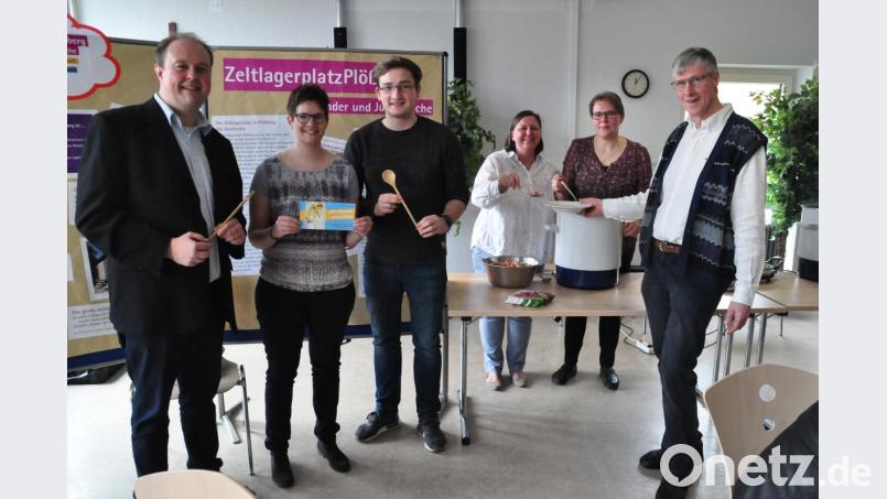 Das Team des katholischen Pfarrgemeinderats um Theresa Uhl (Zweite von links) spendet den Erlös des Fastenessens für die Sanierung des Zeltplatzes der evangelischen Jugend in Plößberg. Bild: Heinrich Josef Huschka