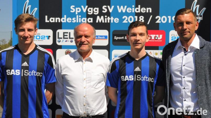 Jonas Träger (links) und Patrick Pohl (Dritter von links) sollen die SpVgg SV Weiden auf dem Weg zurück in die Bayernliga unterstützen. Teammanager Hannes Beer (Zweiter von links) und Trainer Andreas Scheler haben großes Vertrauen in die Youngster aus der eigenen "Zweiten". Bild: exb
