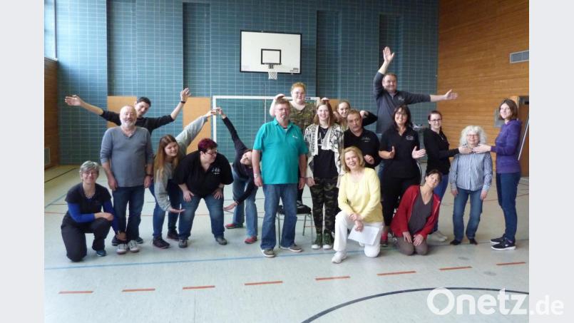 Mit dem Stanislawski-System beschäftigte sich ein Theaterkurs der &quot;Dorfbühne&quot;, zu dem Elena Weingärtner (kniend, Mitte) als Kursleiterin in die Oberpfalz gekommen war. Bild: fjo