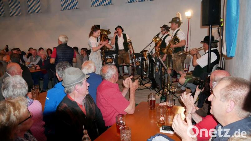 Die Eslarner Bierprinzession Lisa Wagner gibt bei den Blechbläsern den Takt an. Bild: gz