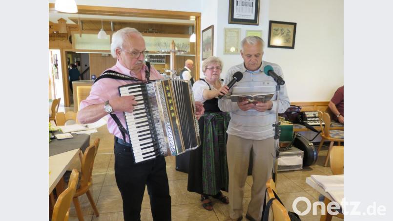 Spontan begleitet Ernst Bitterer (links) den Tenorsänger Urban Reger bei seinen Liedern. Meistens singt er aber a capella. Damit alle seinen Gesang hören können, hält Monika Fink das Mikrofon. Bild: jzk