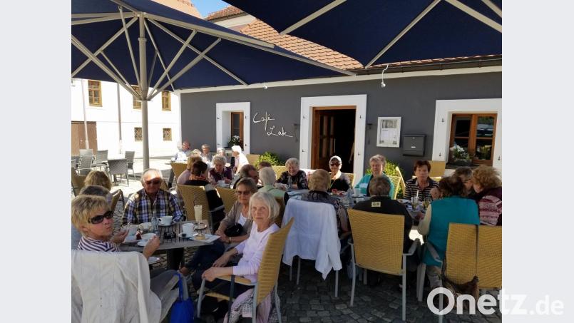 Die Senioren beim gemütlichen Beisammensein vor dem Café Latte. Bild: exb