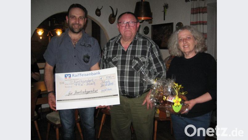 Vorsitzender Erich Dirscherl überreichte ein Präsent an Kreisfachberaterin Renate Mühlbauer, und an Feuerwehr-Vorsitzenden Franz Albang einen Scheck für die Biertischgarnituren. Bild: ad