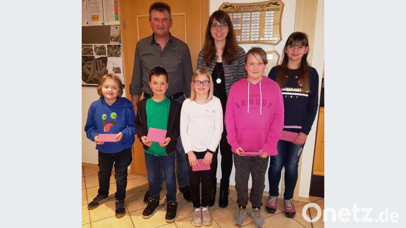 Die Gewinner beim Festschuss in der Schülerklasse werden ausgezeichnet (von links): Marie Schneider, Jakob Rumpler, Schützenmeister Franz Fruth, Nele Heinrich, Jugendleiterin Michaela Schäffer, Polina Pirogov und Carina Fischer. Bild: exb