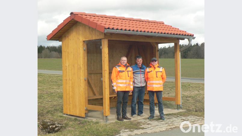 Juniorchef Reinhard Reisner (Mitte) übergibt das neue Buswartehäuschen in Tagmanns an Bürgermeister Jürgen Kürzinger (links) und Bauhofleiter Jörg Dollhopf. Bild: lep