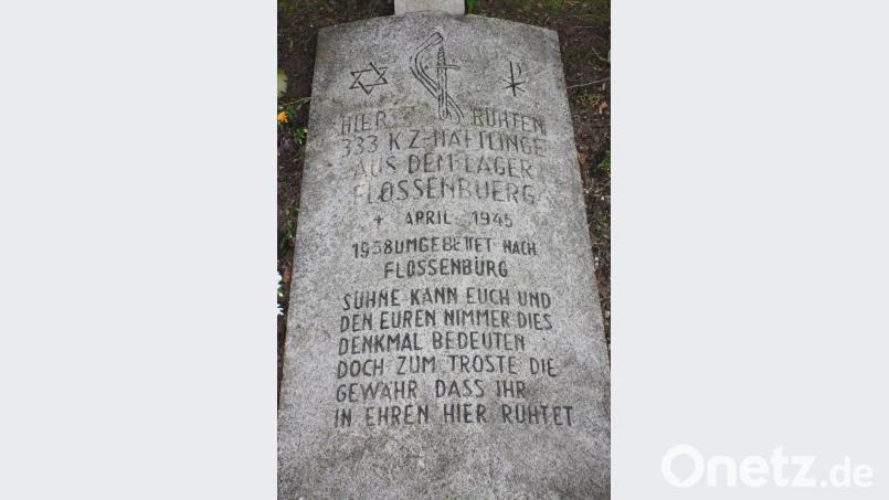 Ein Granitstein in der Muschenrieder KZ-Gedenkstätte erinnert an die 333 Opfer des Todesmarsches, die hier einst bestattet waren. Bild: lg