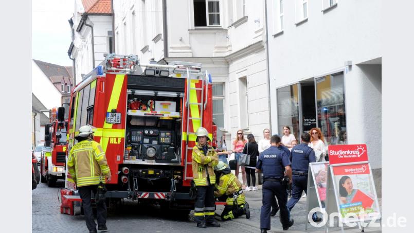 Zu einem Brand auf einer Dachterrasse in der Herrnstraße rückte die Feuerwehr am Donnerstagnachmittag aus. Bild: Stephan Huber