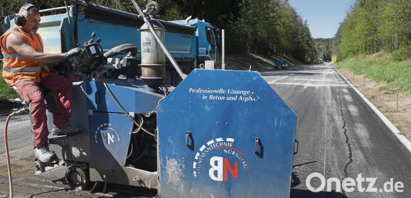 Letzte Arbeiten laufen auf der Fahrbahn, dann ist die Sanierung beendet. Bild: Petra Hartl