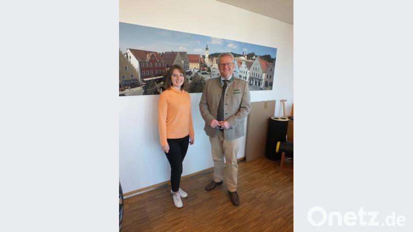 Adriana Feldmeier absolviert bei Oberbürgermeister Andreas Feller ein vierwöchiges Praktikum. Bild: exb