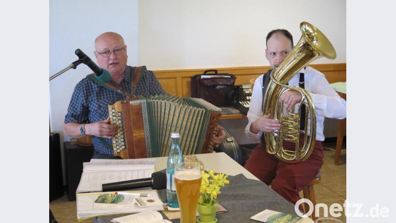 Viel Beifall erhalten Theo Helgert (links) und sein Sohn Ingo für ihre gelungenen Musikbeiträge. Bild: jzk