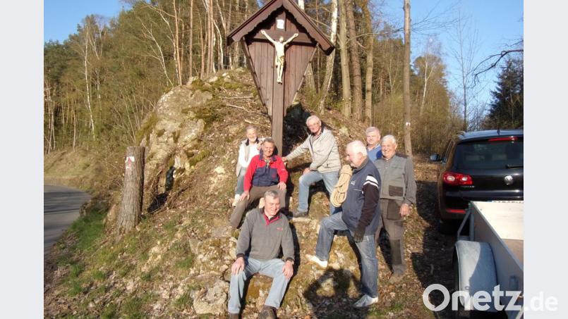 Das neu restaurierte Brückenkreuz an der &quot;Bierlhofer Kipp&quot; grüßt jetzt wieder ins Pfreimdtal. Die Mitglieder des Wald- und Verschönerungsvereins haben es an seinem angestammten Platz aufgestellt. Bild: bnr