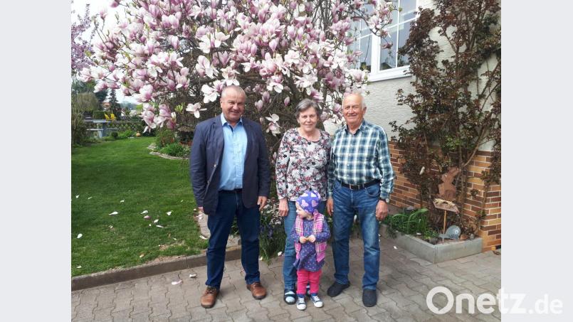 Das Bild zeigt das Jubelpaar mit Enkelin und Bürgermeister Josef Deichl Bild: ral