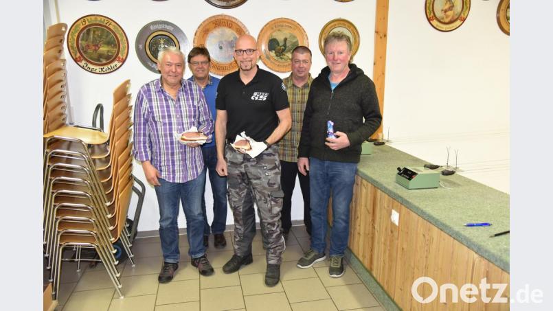 Sie freuen sich über Schinken und Schokohasen: Hans Meier, Schießleiter Lothar Mehringer, Michael Reimelt, Sepp Schmaußer und Schützenmeister Robert Geitner (von links). Bild: exb