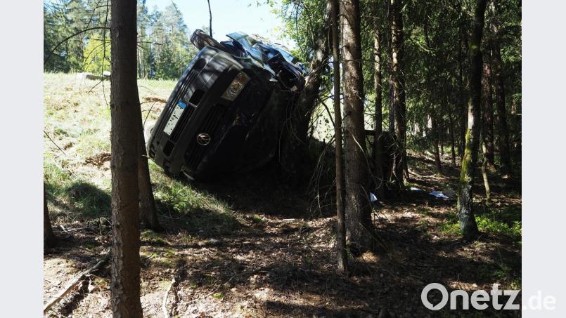 Nach der Kollision mit dem Anhänger landete der VW-Bus im Wald. Bild: bl