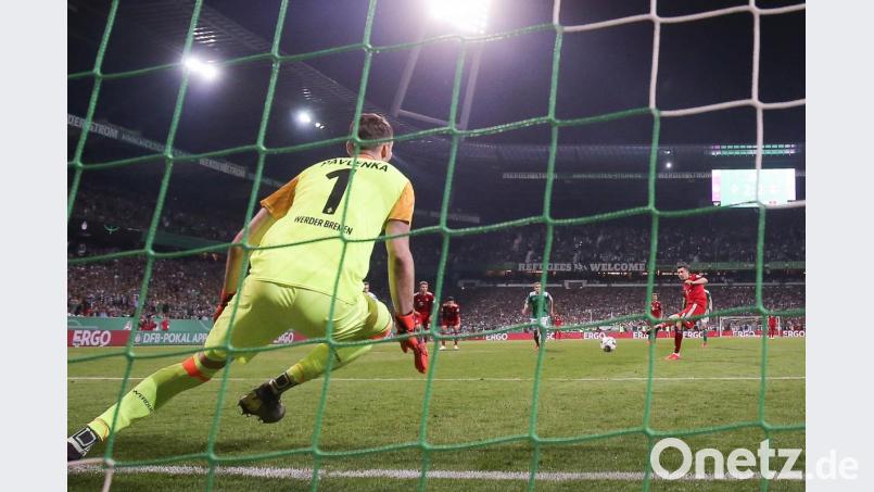 Bremens Torwart Jiri Pavlenka (l) kann den Elfmeter von Münchens Robert Lewandowski (r hinten) nicht parieren. Bild: Christian Charisius