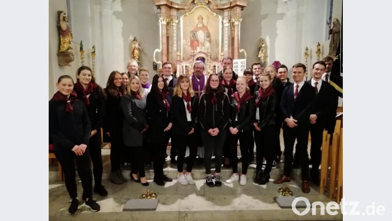 Beim Gottesdienst der Glaubendorfer Landjugend gab es einige Neuaufnahmen. In der Mitte Pfarrer Markus Ertl. Bild: exb