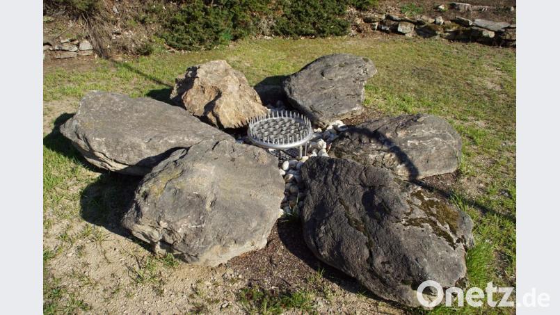 Sechs Feldsteine symbolisieren die Arnika, das Zeichen des Oberpfälzer Waldvereins. Wasser kommt aus 41 Düsen, die identische Zahl der (Wieder)Gründungsmitglieder. Der Sprühkranz mit 40 Fontäne-Düsen erinnert daran, dass der OWV Stadlern als 40. Zweigverein in der Liste des Hauptvereins eingetragen ist. Bild: mmj