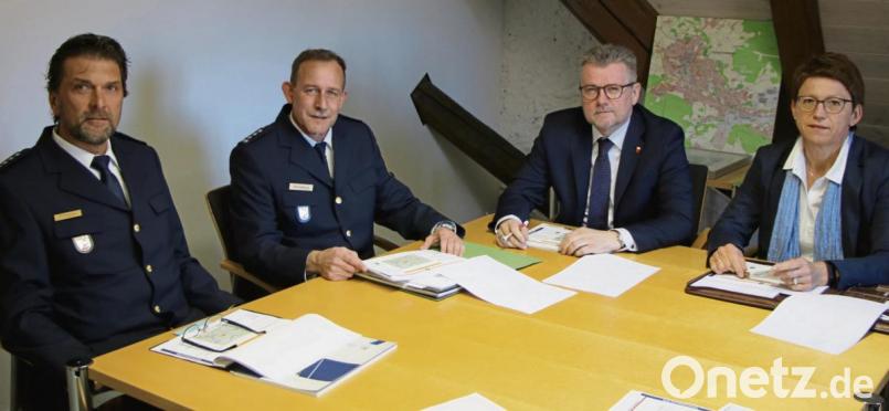 Sicherheitsgespräch im Rathaus: Die örtliche Polizeispitze mit Hauptkommissar Peter Krämer, Inspektionsleiter und Erstem Hauptkommissar Michael Kernebeck informiert Bürgermeister Michael Göth und Ordnungsamtsleiterin Rosalia Wendl über die Sicherheitslage in der Stadt (von links). Bild: Andreas Eckl