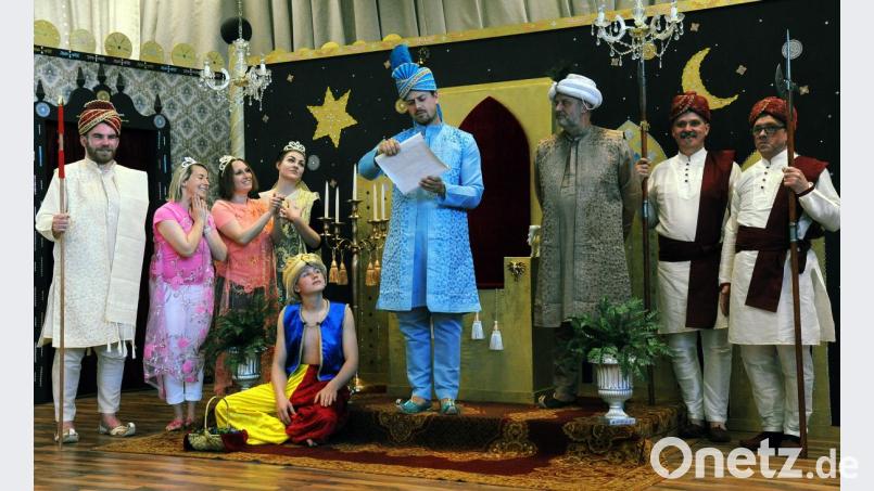 Mit schmachtenden Blicken hängen die drei Cousinen an den Lippen des Maharadschas. Denn würde er sich für eine von ihnen entscheiden, ihre machtbesessene Mutter wäre dann heimliche Herrin im Palast. Bild: gf