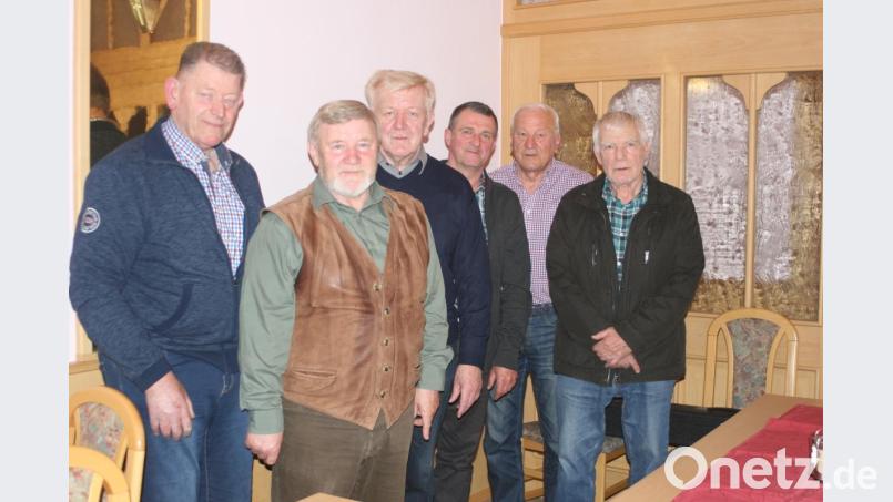 Das neu gewählte Vorstandsteam setzt sich zusammen aus (von links) Edi Fischer (Beisitzer), Josef Wachter (Vorsitzender), Josef Messerer (stellvertretender Vorsitzender), Josef Uschold (Beisitzer), Erwin Wirnshofer (Kassier) und Volker Goedicke (Schriftführer). Bild: frd