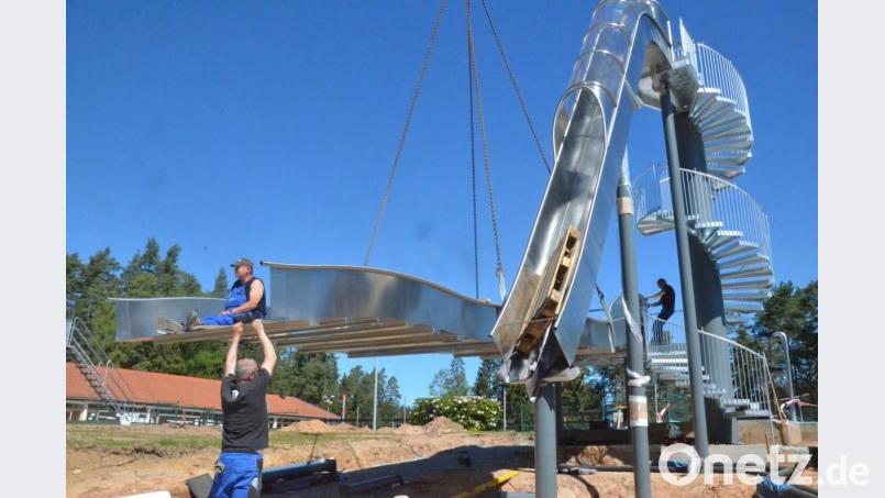 Die beiden Rutschen werden von Monteuren der Herstellerfirma aufgestellt. Bild: Kunz
