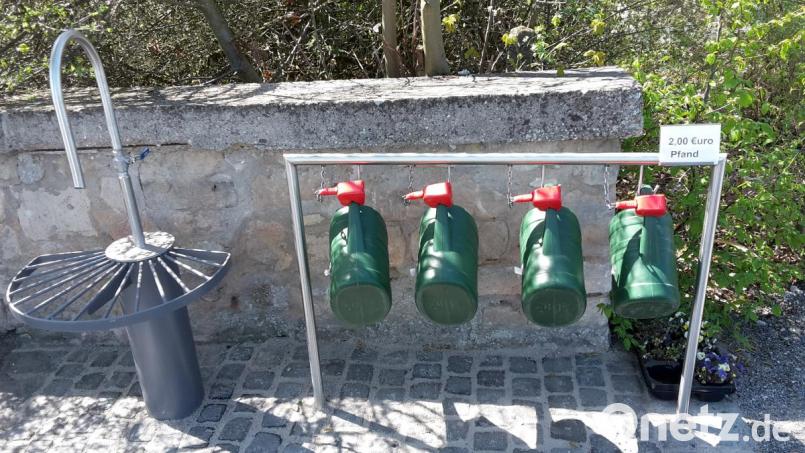 Ohne das nötige Kleingeld geht nichts mehr: Wer im Friedhof eine Gießkanne ausleihen will, muss eine Zwei-Euro-Münze als Pfand zur Hand haben. Die gibt es zurück, wenn die Kanne an die Station zurückgebracht wird Bild: mng