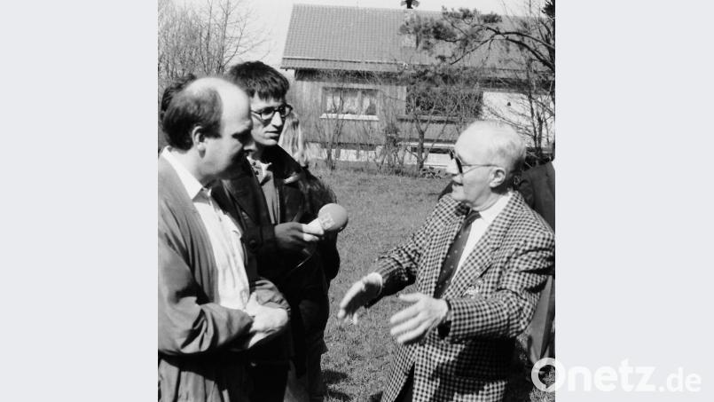 Der ehemalige Häftling Henk Verheyen aus Antwerpen 1995 in der KZ-Gedenkstätte Muschenried im Gespräch mit den Reportern Georg Lang (Der neue Tag) und Thomas Muggenthaler (Bayerischer Rundfunk). Bild: lg