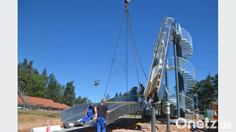 Die beiden Rutschen werden von Monteuren der Herstellerfirma aufgestellt. Bild: Kunz