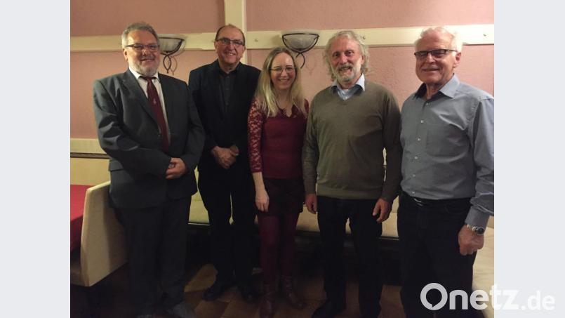 Mit einem verjüngten Vorstand geht die Liedertafel in die nächste Wahlperiode. Unser Bild zeigt (von links) Vorsitzenden Karl Ott, Schatzmeister Albert Dunzer, Dirigentin Riita Michelson, Schriftführer Willi Kallmeier (neu) und stellvertretendenVorsitzenden Werner Hofmann (neu). Bild: do