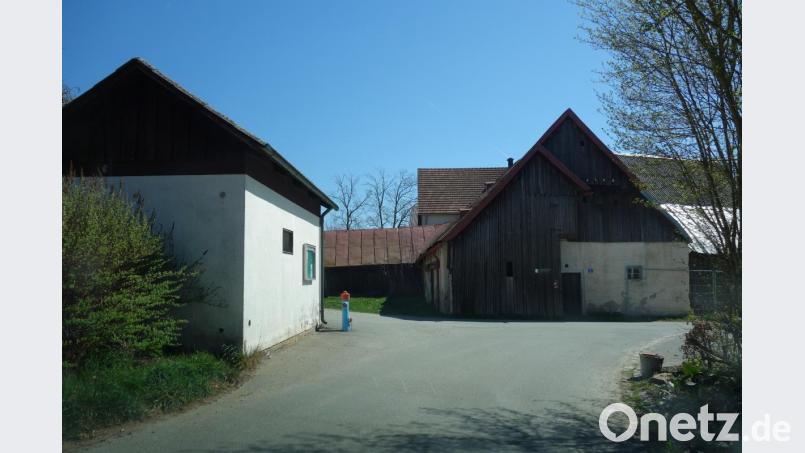 Eine Fertiggarage (links) ist bislang das Domizil der Feuerwehr Reichenau. Im gegenüberliegenden &quot;Feilerstodl&quot; (rechts), der unter Denkmalschutz steht, könnte sich bald eine neue Lösung mit wesentlich mehr Raumkomfort abzeichnen. Bild: fjo