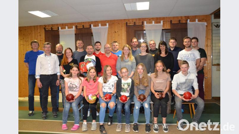 Die Mannschafts- und Einzelsieger des
Osterpokalturniers 2019 des Sportkegelclubs Blau-Weiß Moosbach. Dazu gratulierten der Vorsitzende Heinrich Forster, Bürgermeister Hermann Ach (von links) und Sportwart Mario Thalhauser (Zweiter von rechts). Bild: gi