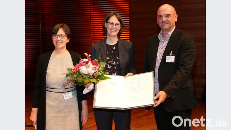 Prof. Dr. Sandra Luber (Mitte) mit der Vorsitzenden der Deutschen Gesellschaft für Katalyse, Dr. Dorit Wolf, und Laudator Prof. Dr. Matthias Drieß bei der Verleihung des Jochen-Block-Preises in Weimar. Bild: exb