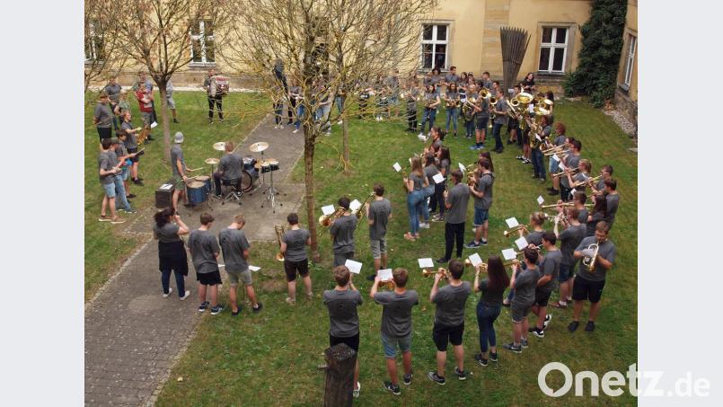 Das ist ein Blechmob: Eine spontane Probeneinheit für Bläser unter freiem Himmel. Bild: sön
