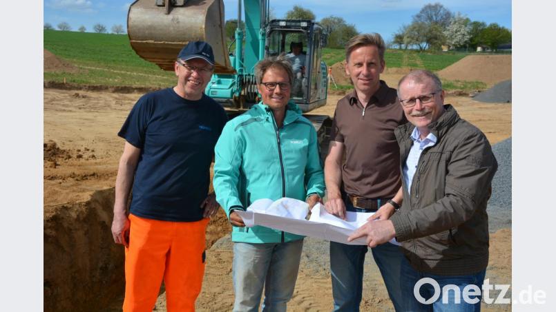 Bürgermeister Max Bindl (rechts) und Bauhofleiter Alfons Haberkorn (links) informierten über den Bau des neuen Regenrückhaltebeckens. Mit dabei waren Planer Robert Ernstberger (Zweiter von rechts) und Geschäftsführer Michael Thoma von der Firma Josef Grillmeier. Bild: jr