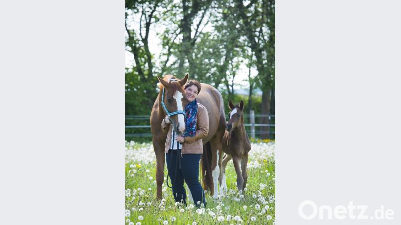 Anna Toman mit ihrer Stute Goldi und ihrem Fohlen Sam. Bild: Doris Köhler/exb