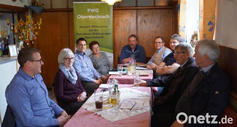 Turnusgemäß besuchten PWG-Stadträte Lukahammer/Pirkhof mit ihrer Versammlungsreihe, um sich über die Probleme vor Ort zu informieren. Die PWG - Vorsitzenden Egbert Völkl (Vierter von rechts) und Michael Preiß (Fünfter von rechts) freuten sich bei der Gelegenheit auch Rudolf J. Teplitzky (Dritter von links ) begrüßen zu können. Bild: weu