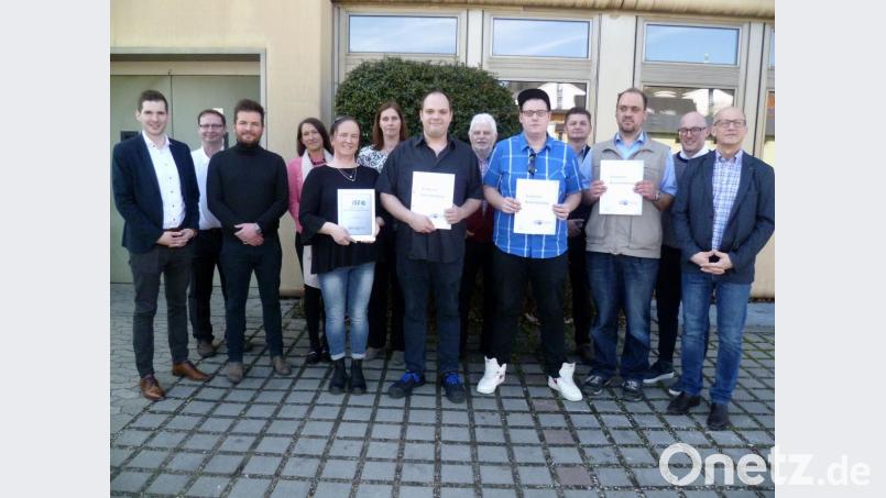 IHK- und ISE-Vertreter, Lehrer und Absolventen freuten sich gleichermaßen über die guten Ergebnisse, die bei der Abschlussprüfung Fachkraft Lagerlogistik erzielt worden sind. Bild: usc